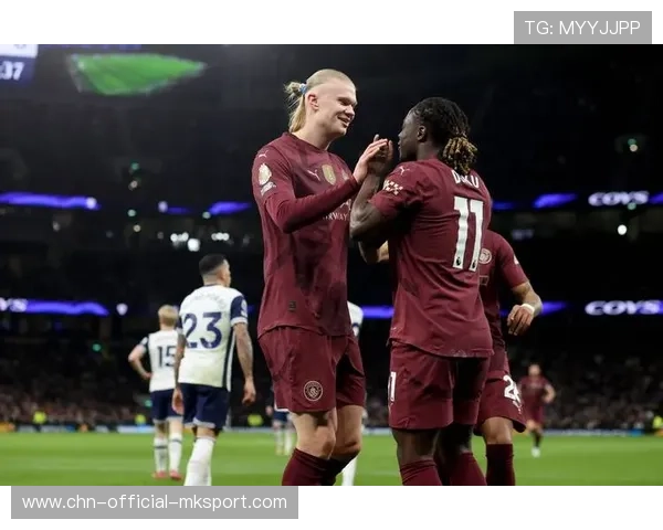 哈兰德凭借身体优势完成强势突破