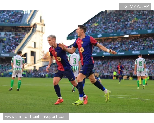 莱万背身回做策动,巴萨二线跟进破门,莱万特和巴萨的队标 莱万背身回做策动,巴萨二线跟进破门,莱万特和巴萨的队标