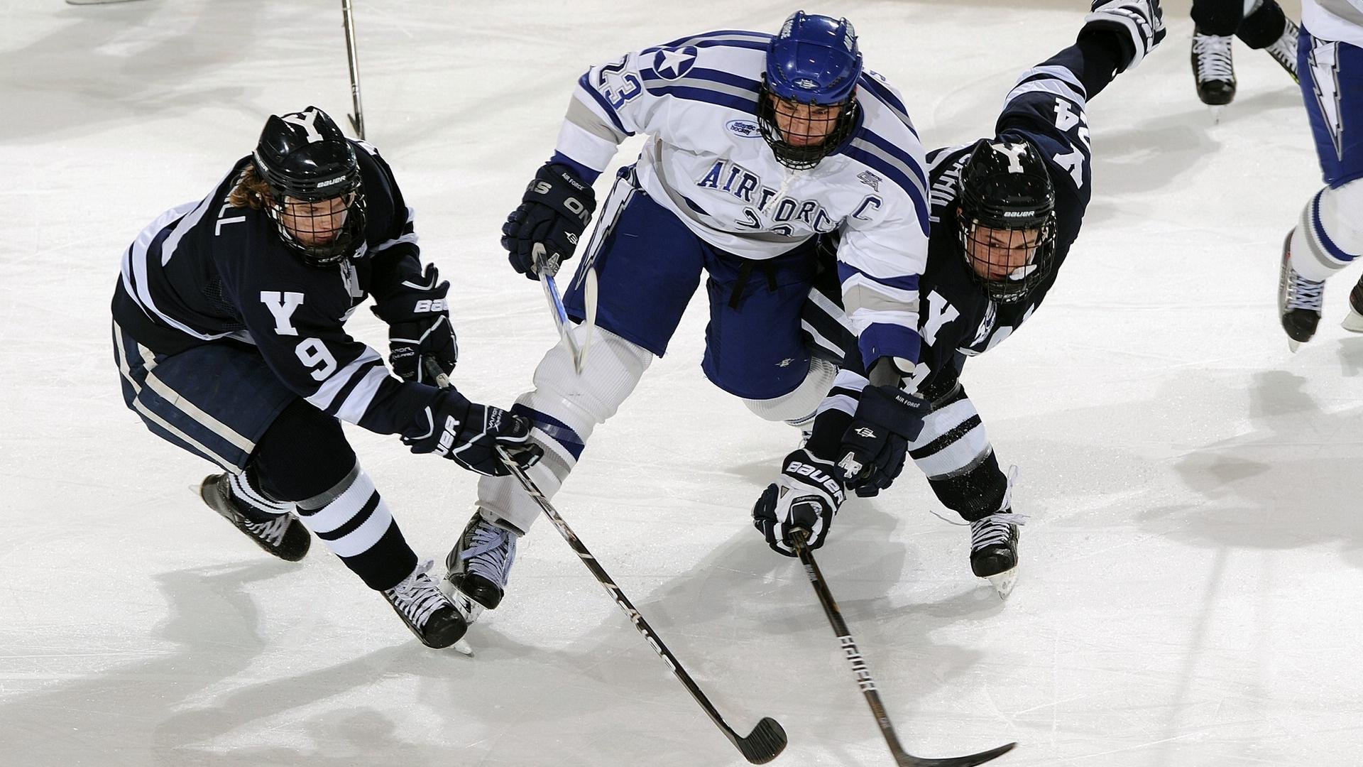 水球赛场瑞士男队防守严密，瑞士队打球风格